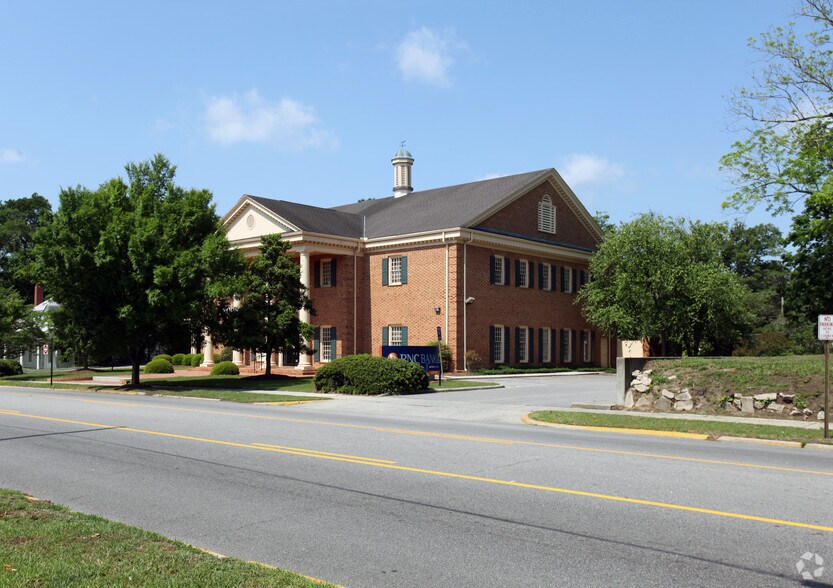 More Photos Of 505 S Main St, Laurinburg Bank For Lease