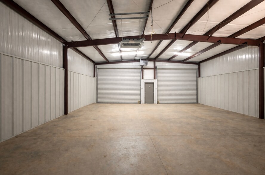 More Photos Of 205 AVENUE C, Carrollton Warehouse For Lease