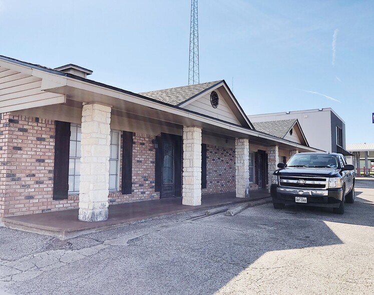 More Photos Of 815-817 Lake Air Dr, Waco Office For Lease