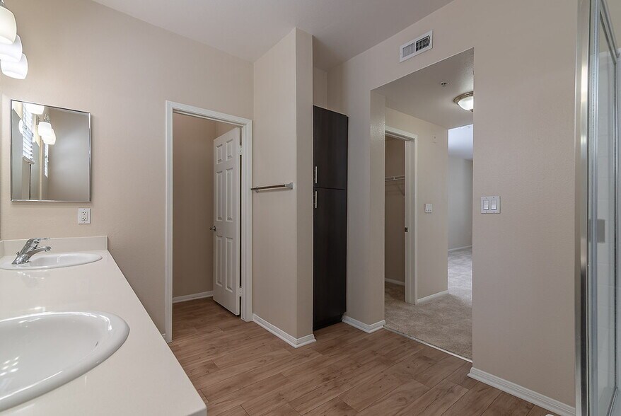 More Photos Of 31 E MacArthur Crescent Dr, Santa Ana Apartments For Lease