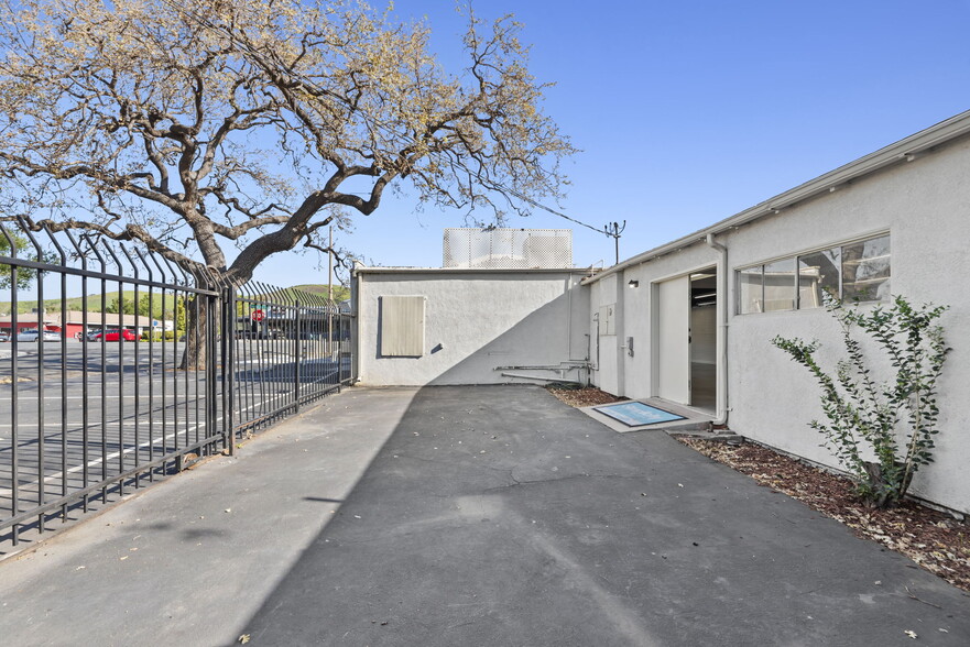 More Photos Of 2974 E Thousand Oaks Blvd, Thousand Oaks Storefront For Lease