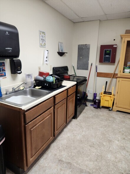 More Photos Of 743 Columbia Tpke, East Greenbush Medical For Lease
