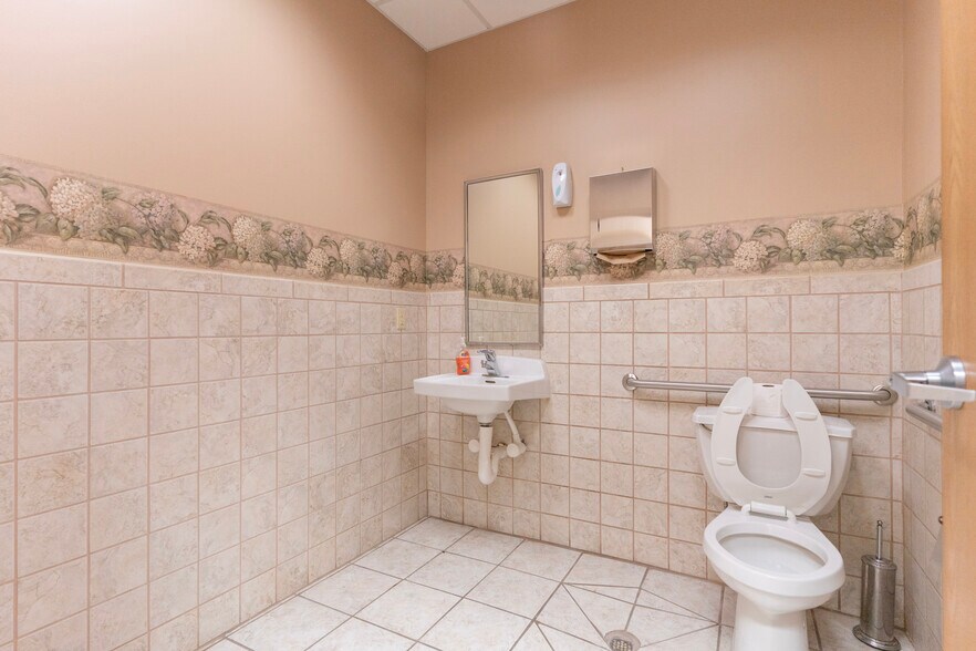 More Photos Of 1324-1328 SW Market St, Lee's Summit Warehouse For Lease