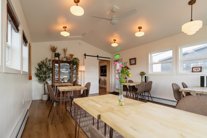 More Photos Of 927 S Cobb St, Palmer Restaurant For Sale