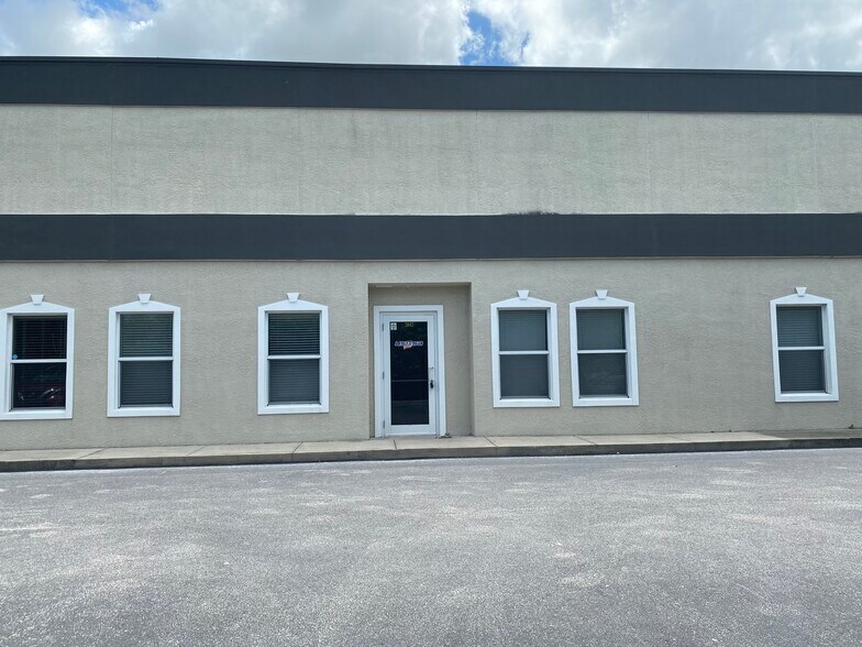 More Photos Of 2047-2071 Global Ct, Sarasota Warehouse For Lease