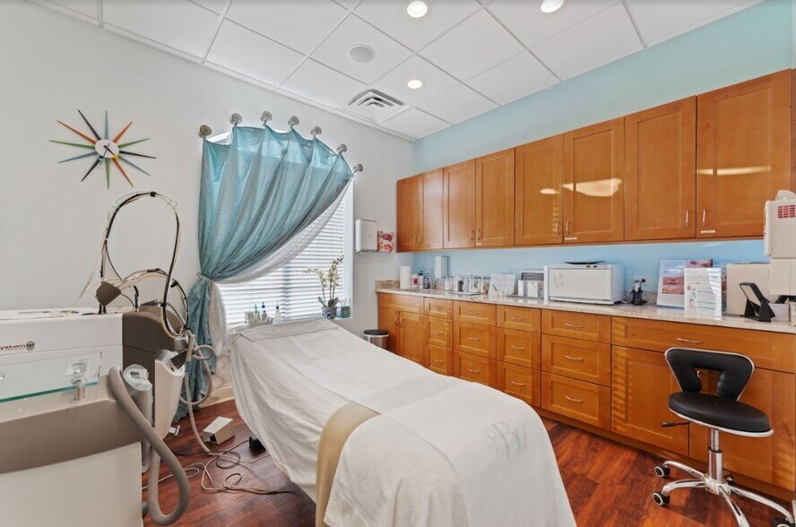 More Photos Of 230 E Ogden Ave, Hinsdale Medical For Sale