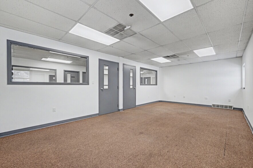 More Photos Of 11-25 Harding St, Middletown Warehouse For Lease