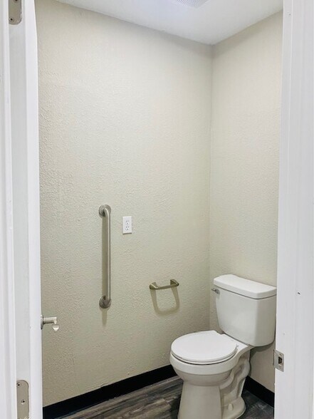 More Photos Of 440 E Southern Ave, Phoenix Medical For Lease