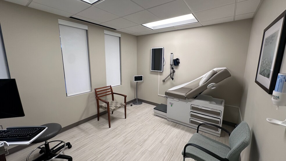 More Photos Of 130 Park St SE, Vienna Medical For Lease