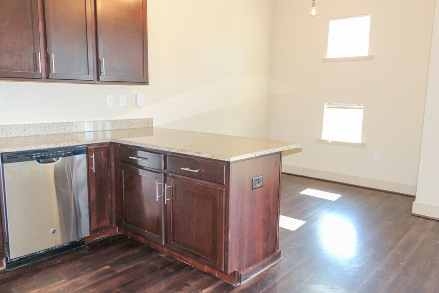 More Photos Of 79 Commerce St, Montgomery Apartments For Lease