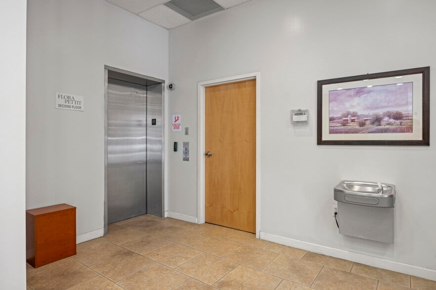 More Photos Of 90 N Main St, Harrisonburg Office For Sale