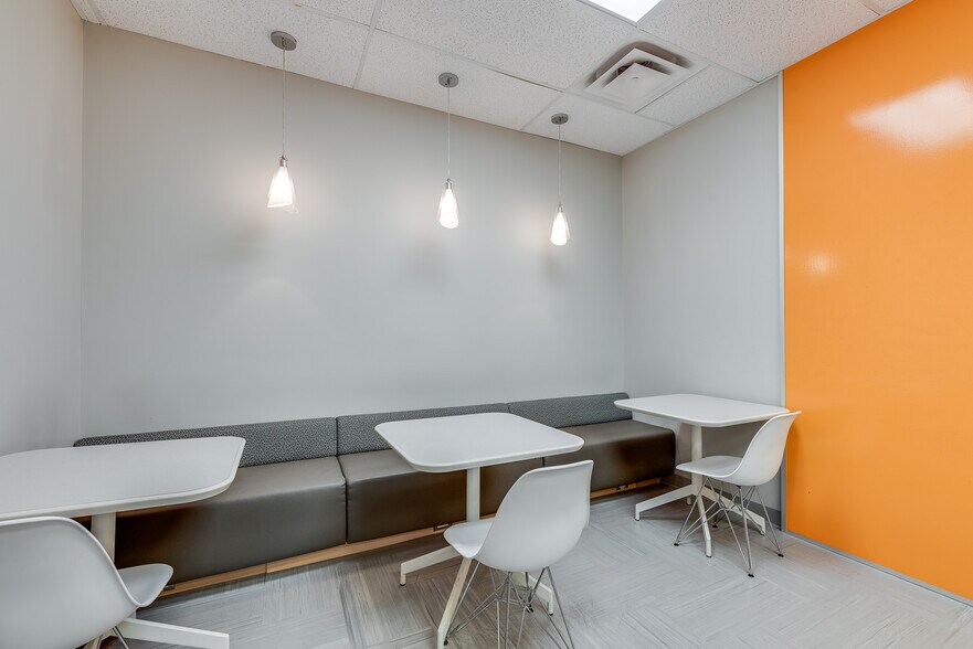 More Photos Of 310 Hunt Club Rd, Ottawa Office For Lease