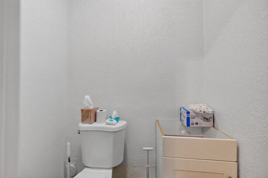 More Photos Of 16811 NE 6th Ave, Miami Office For Sale