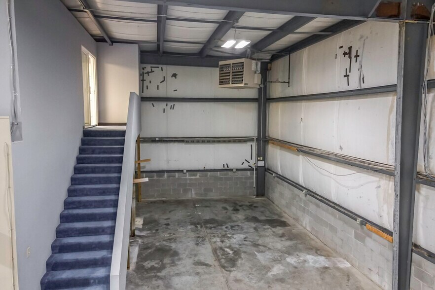 More Photos Of 2840 Mitthoeffer Pl, Indianapolis Warehouse For Sale