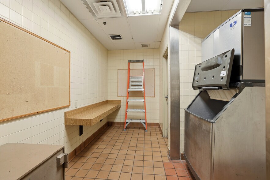 More Photos Of 143 Division St, Stevens Point Restaurant For Sale