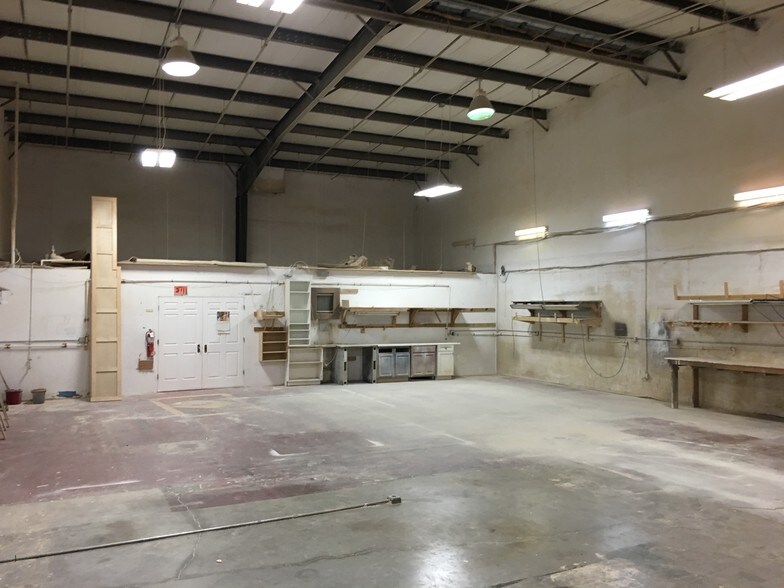 More Photos Of 12165 Metro Pky, Fort Myers Light Manufacturing For Lease