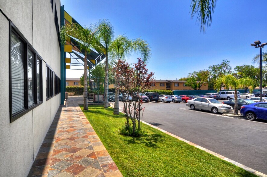 More Photos Of 12510 Van Nuys Blvd, Pacoima Office For Lease