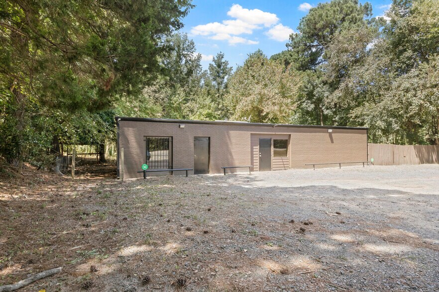 More Photos Of 450 US-259, Daingerfield Showroom For Sale
