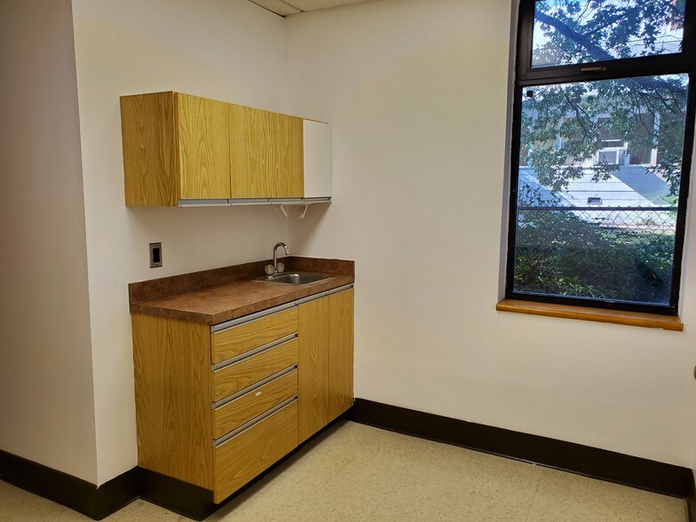 More Photos Of 720 Jackson St, Herndon Medical For Lease