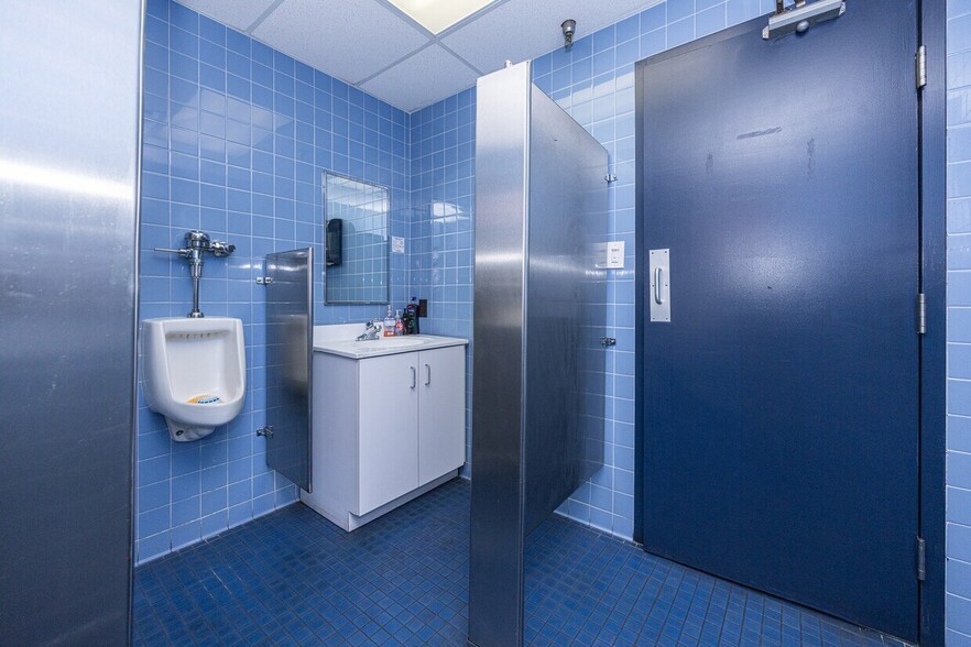 More Photos Of 99 Newbold Rd, Fairless Hills Warehouse For Lease