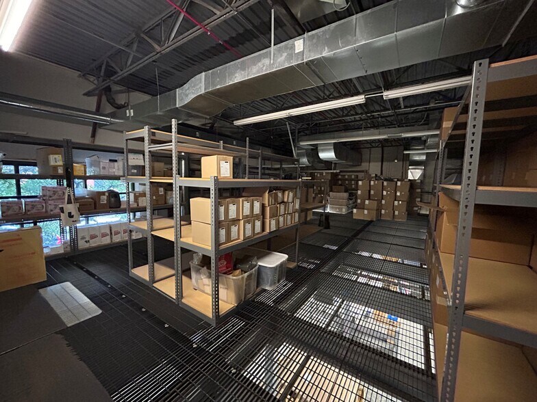 More Photos Of 1621 W Carroll Ave, Chicago Manufacturing For Lease