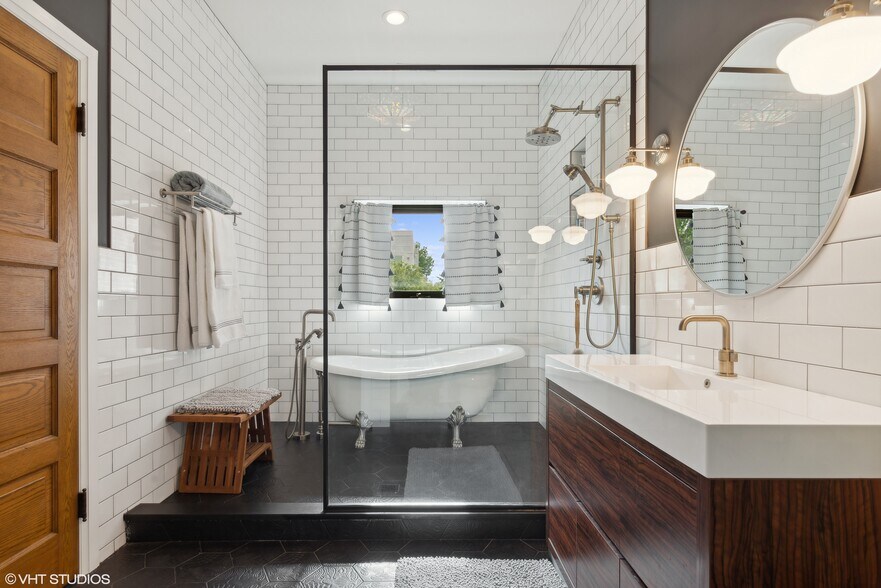 More Photos Of 3522 N Halsted St, Chicago Bar For Sale