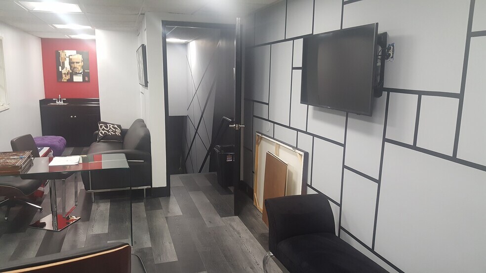 More Photos Of 18580 Ventura Blvd, Tarzana Loft Creative Space For Lease