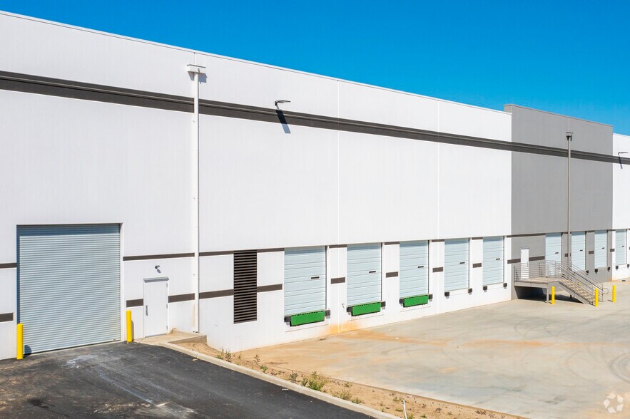 More Photos Of 8115 W Riggin Rd, Visalia Warehouse For Lease