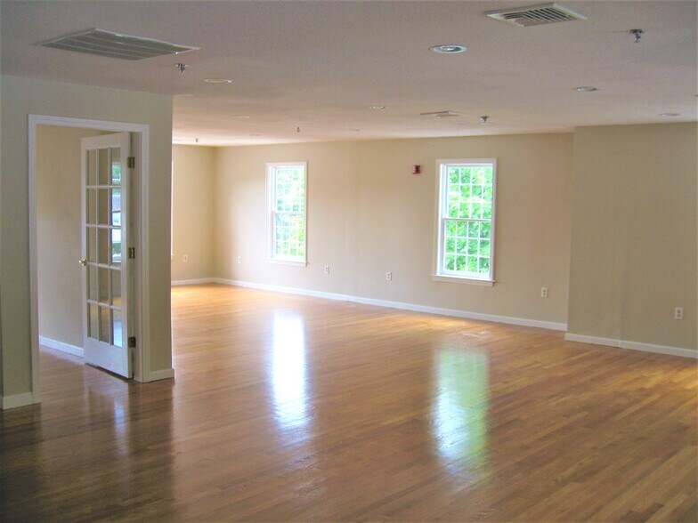 More Photos Of 348 Boston Post Rd, Sudbury Storefront Retail Office For Lease