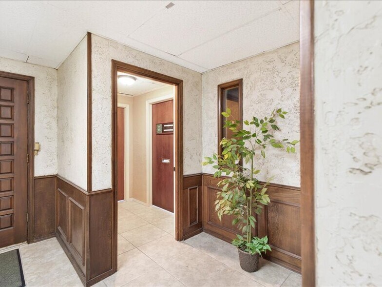 More Photos Of 2020 W Northwest Hwy, Grapevine Office For Lease