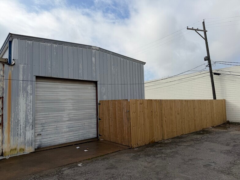 More Photos Of 830 S 11th St, Beaumont Auto Repair For Lease