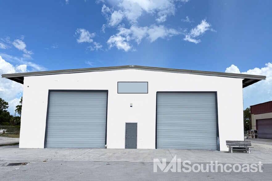 More Photos Of 657 NE Dixie Hwy, Jensen Beach Industrial For Lease