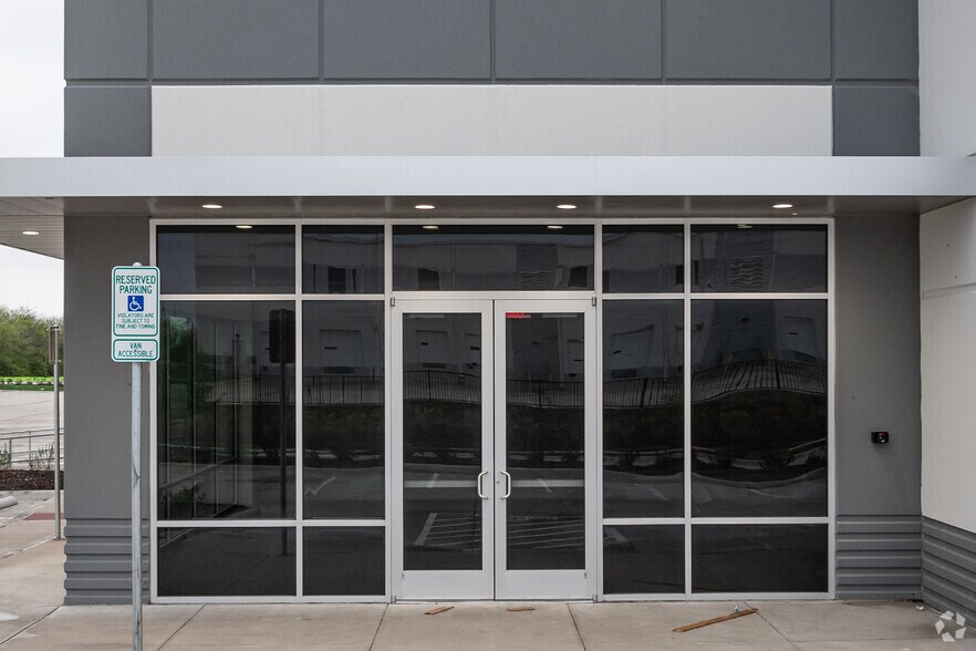 More Photos Of 2201 E Longhorn Dr, Lancaster Distribution For Lease