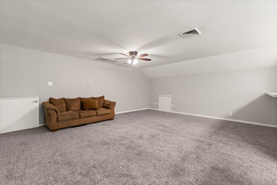 More Photos Of 2042 Teal Dr, Spring Dormitory For Sale