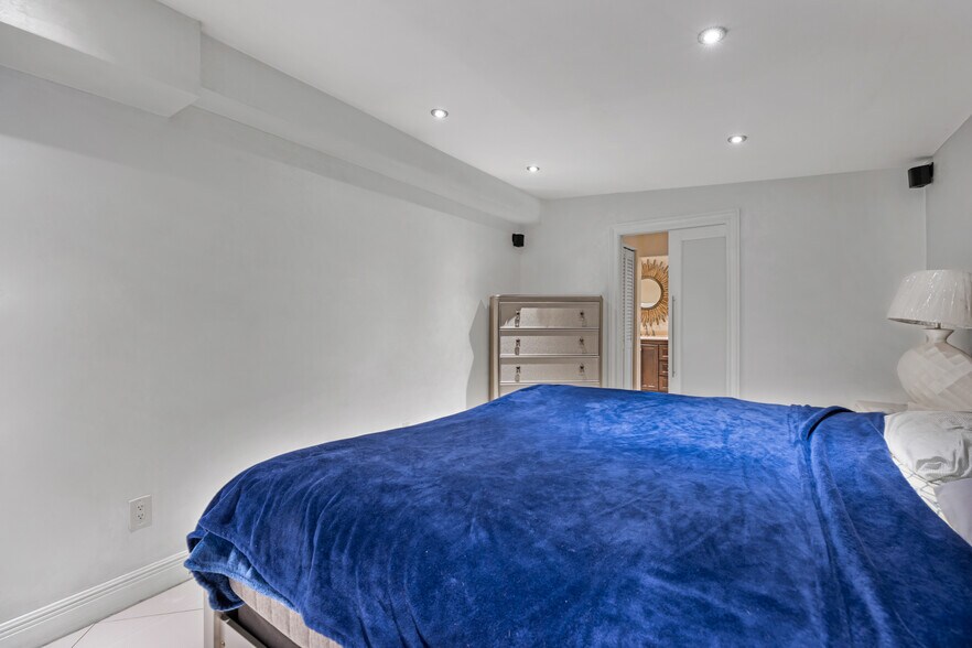 More Photos Of 1235 NW 54th St, Miami Auto Dealership For Sale