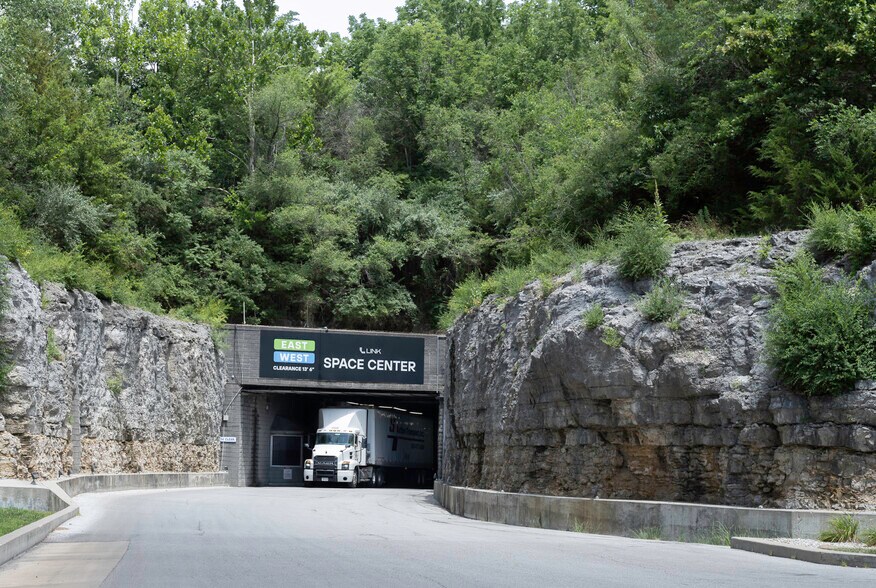 More Photos Of 1500 Geospace Dr, Independence Warehouse For Lease