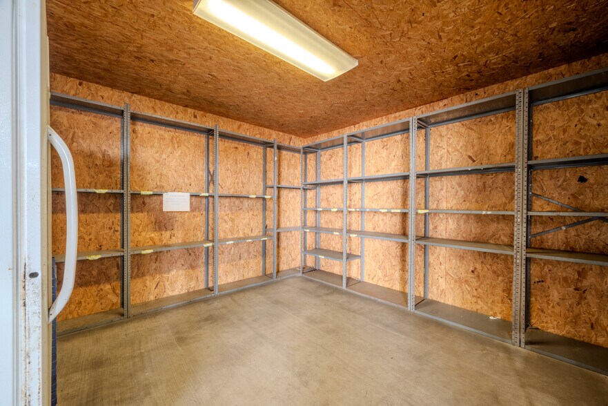 More Photos Of 619 E Jackson St, El Campo Warehouse For Sale