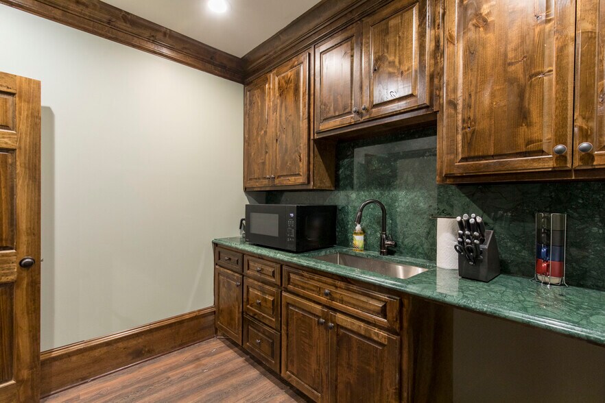 More Photos Of 636 W Tarrant Rd, Grand Prairie General Retail For Lease