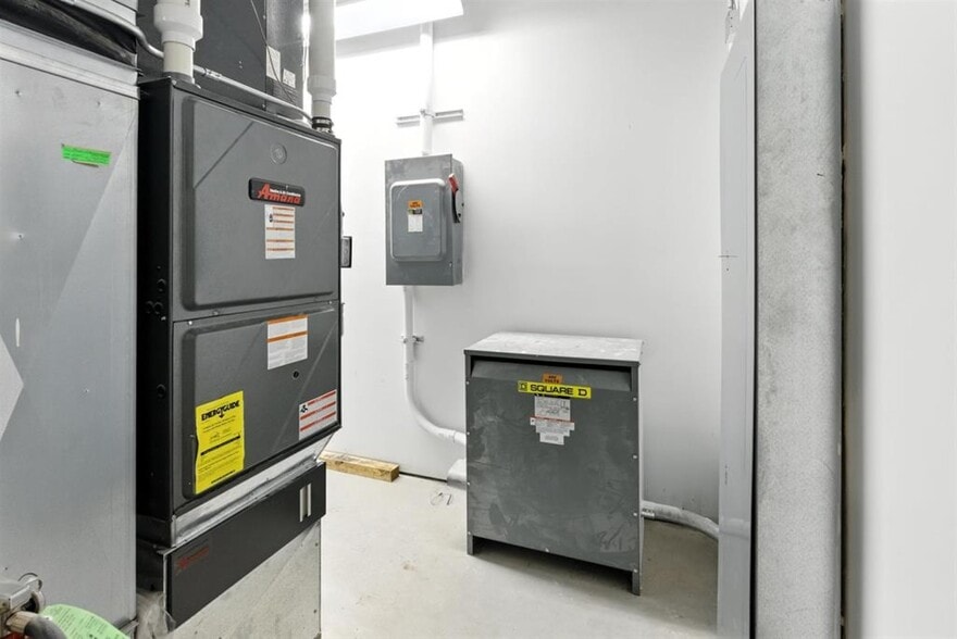 More Photos Of 322 Broadway St, Mount Pleasant Flex For Sale