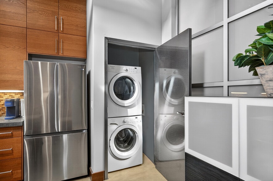 More Photos Of 1725 14th St, Sacramento Office For Sale