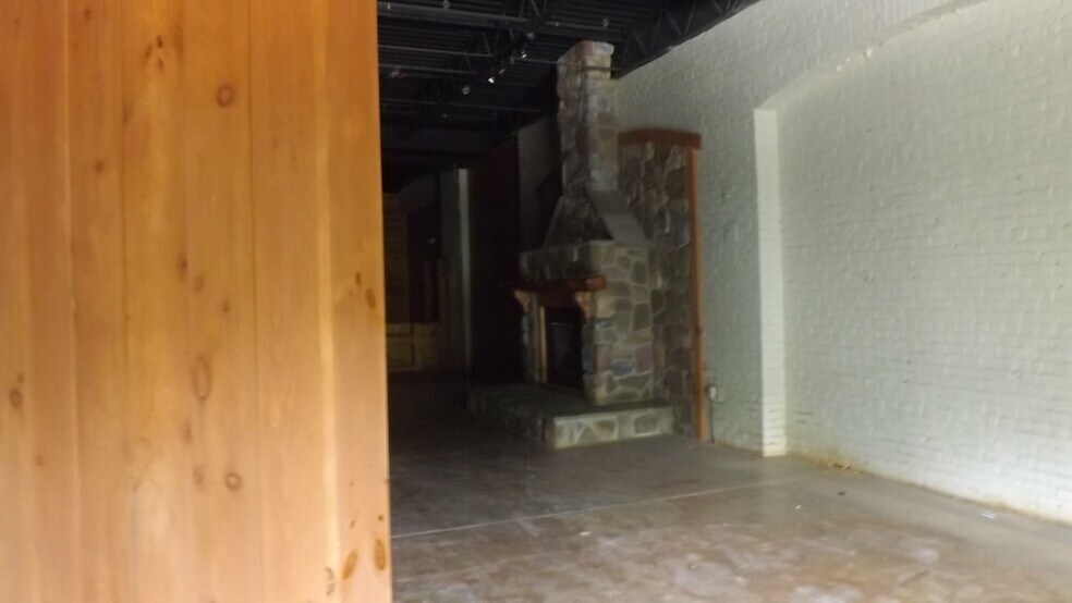 More Photos Of 700 Hepburn St, Milton Showroom For Lease