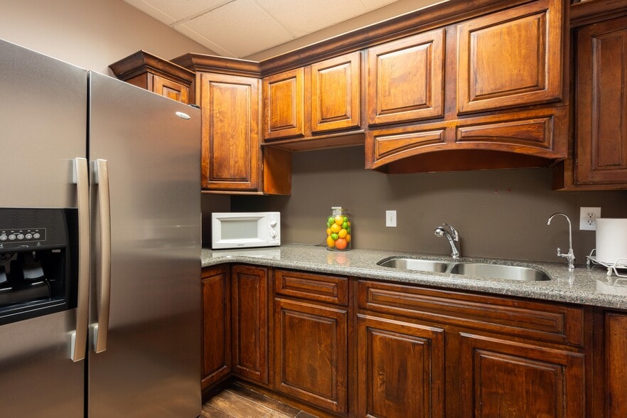 More Photos Of 7001 Westwind Dr, El Paso Office Residential For Lease