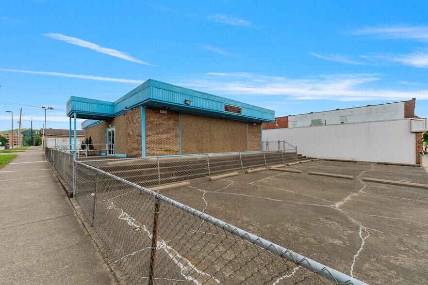 More Photos Of 1302-1306 4th Ave, Huntington Medical For Sale