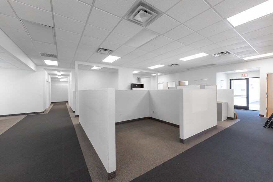 More Photos Of 2665 Glendale Valley Rd, Glendale Office For Sale