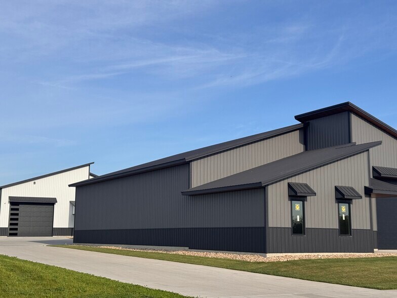 More Photos Of 530 Aircom Dr, Marion Flex For Sale