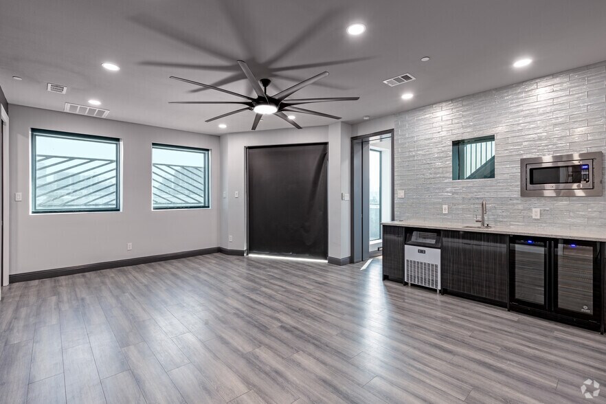 More Photos Of 1303 Dragon St, Dallas Storefront Retail Residential For Sale