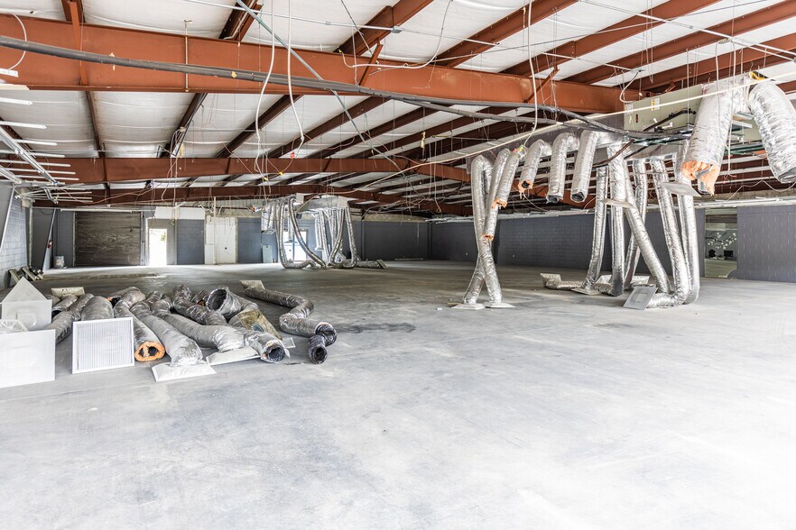 More Photos Of 5953 Roosevelt Blvd, Jacksonville Storefront Retail Office For Lease