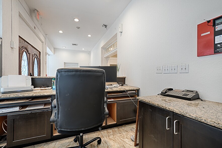 More Photos Of 110 S Main, Dilley Hotel For Sale