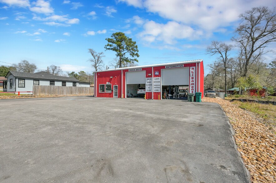 More Photos Of 1308 N Frazier St, Conroe Service For Sale