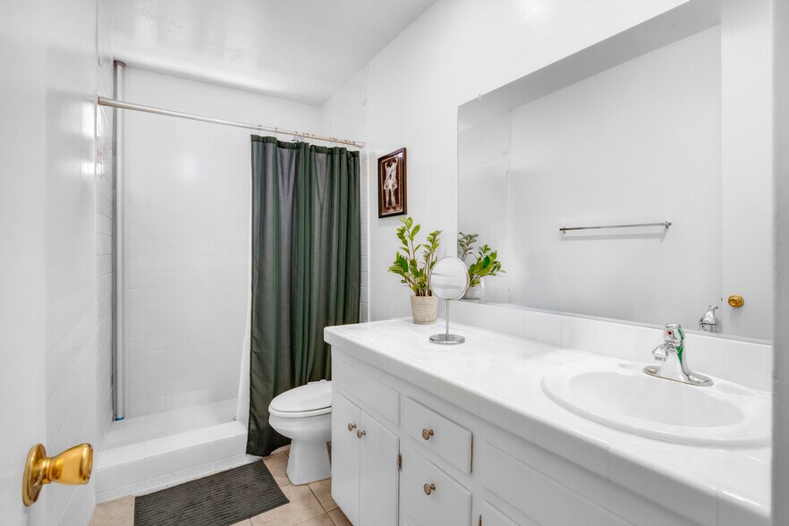 More Photos Of 939 Larrabee St, West Hollywood Apartments For Sale